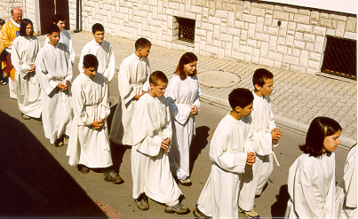 rnuki ministranti pri procesiji